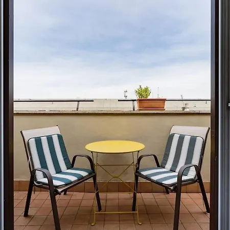 Flat On Rooftop Apartment Rom
